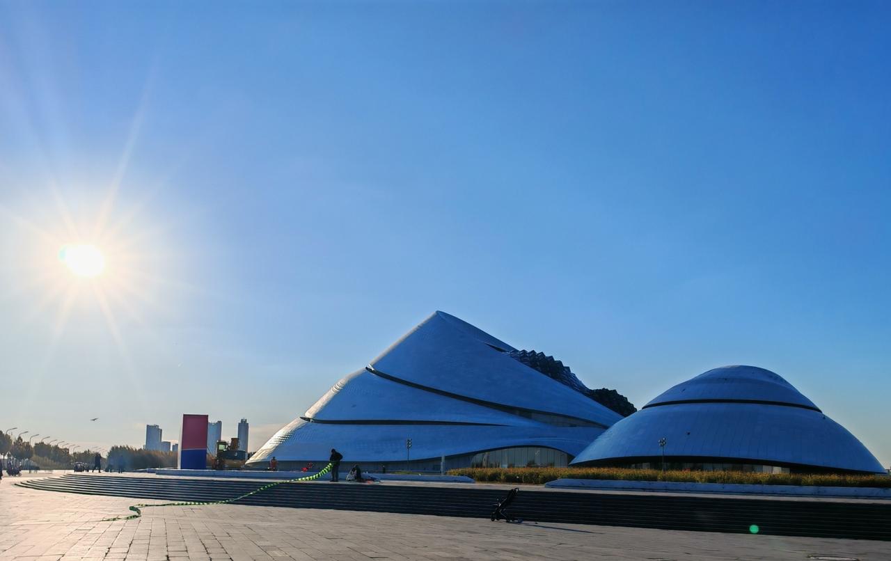 哈尔滨大剧院，一座奇妙绝美的建筑，在这登高远眺，松花江两岸美景尽收眼底，来一次与