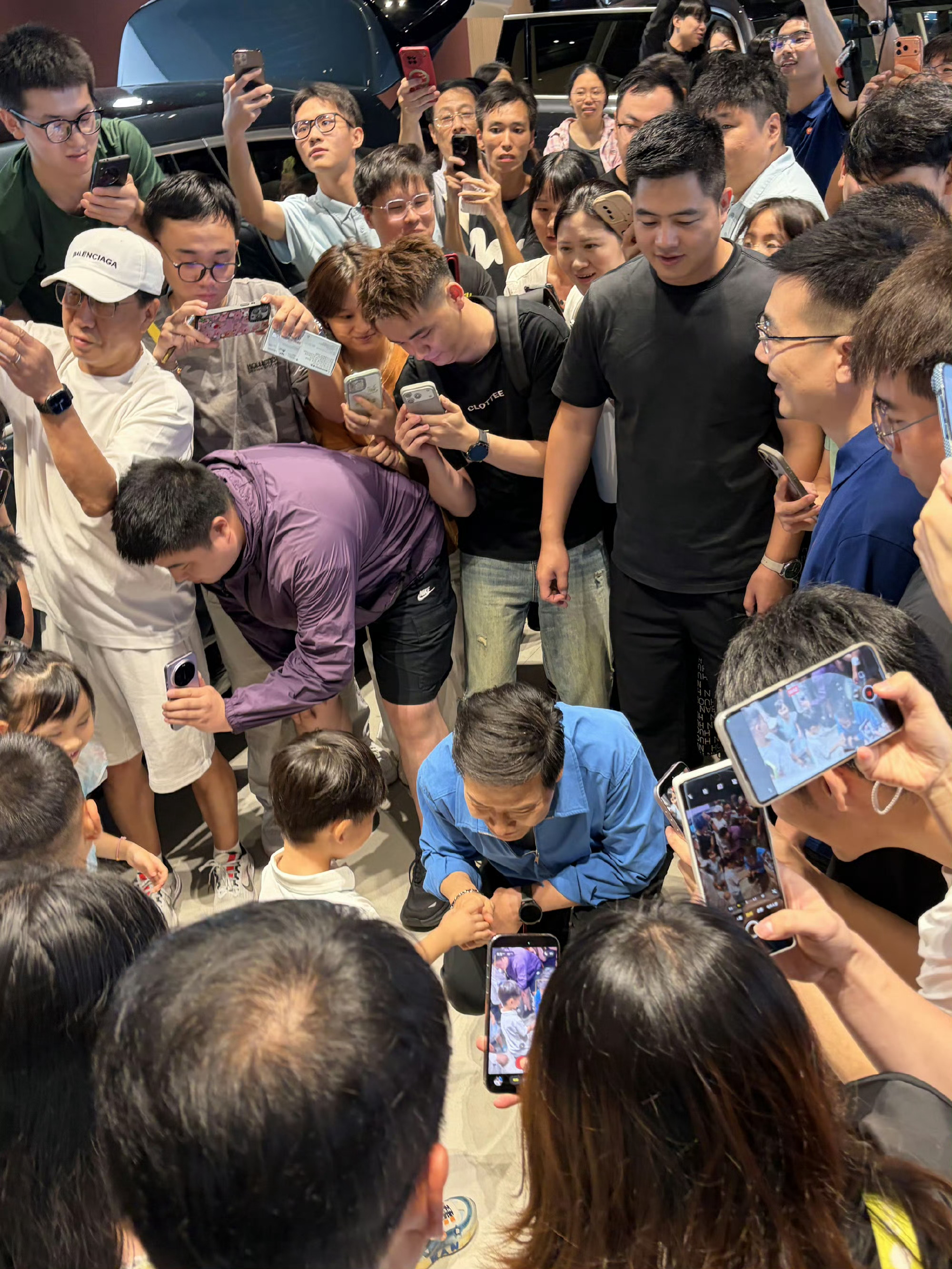 一把抱住自己的偶像雷军是什么感觉 经营一个品牌，不能只经营自己的基本盘。如果你吸