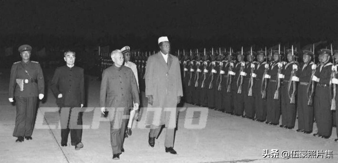 1964年10月4日，早晨，刘少奇、周恩来在机场上午，在机场欢送摩洛哥王国哈桑二