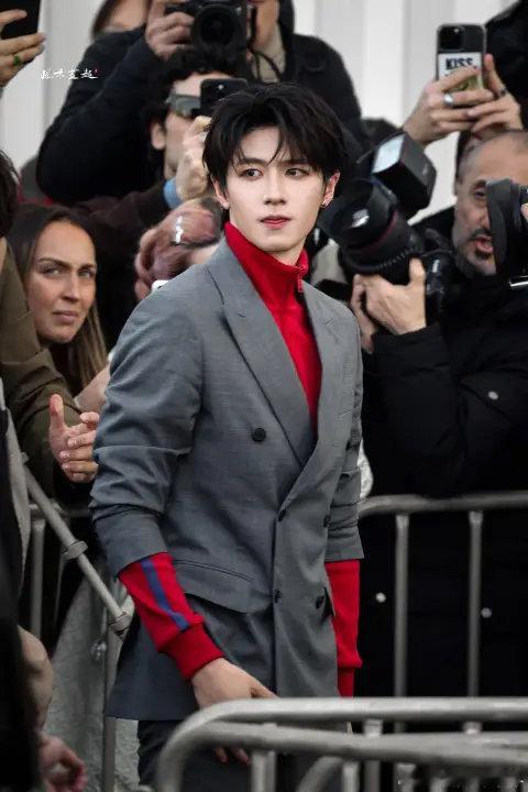 杨幂prada看秀造型TOP登陆少年prada看秀造型杨幂，TOP登陆少年pra