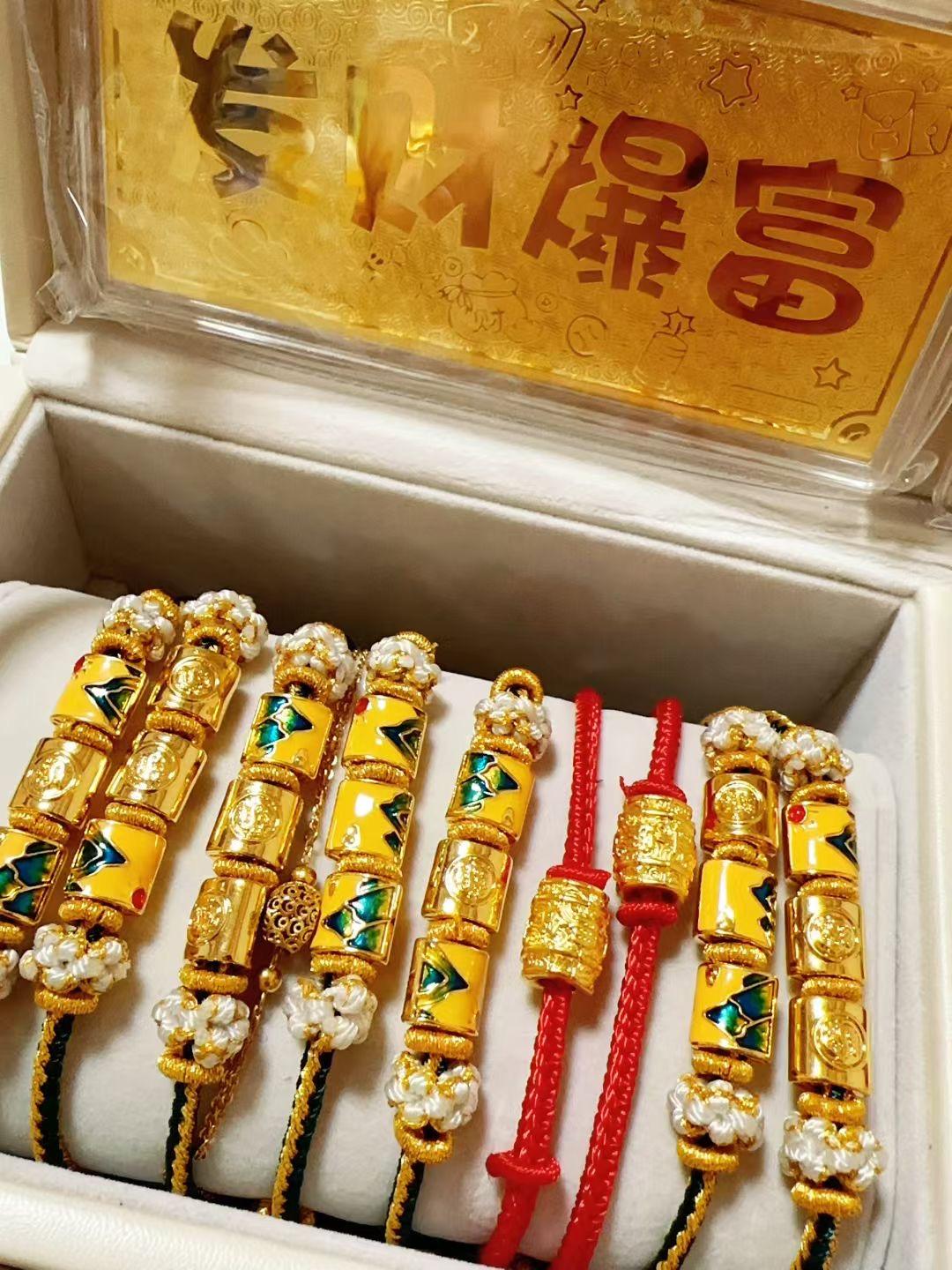 那天和朋友闲聊，
她突然冒出来一句：
“尽量别跟家里人多说话，能不说就不说。”我