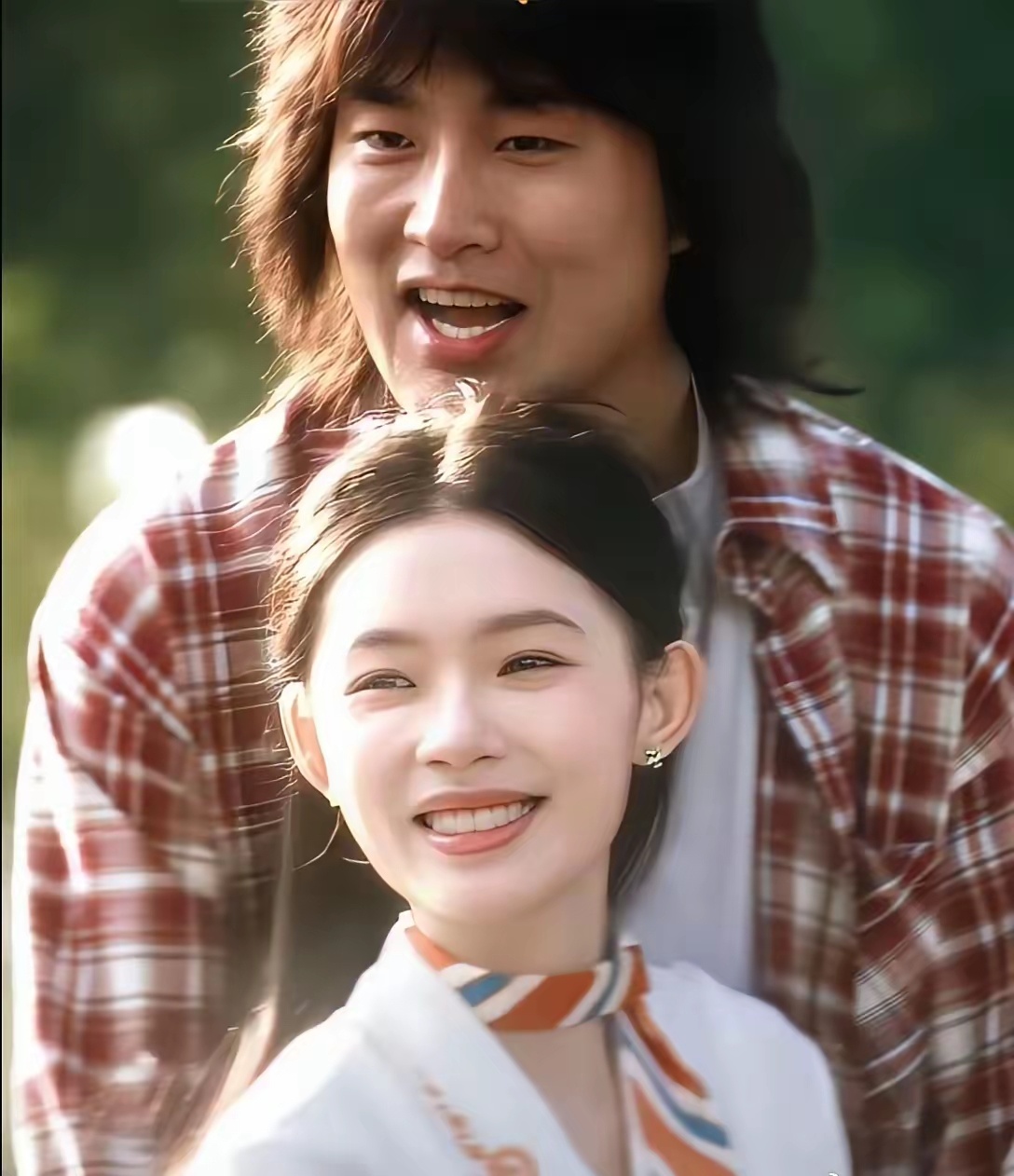 林允和剧中男主同框，颜值反差感好强，有种现实版美女与野兽的既视感。 