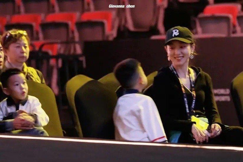 两个儿子真的好像马龙啊，夏露也好好看，好有气质 ​​​