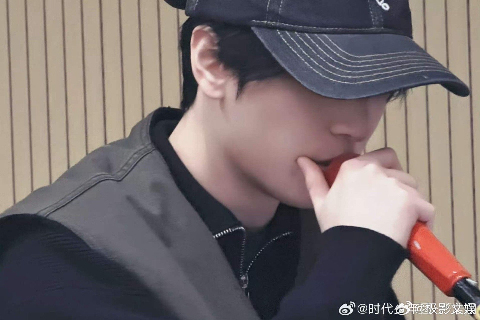 严浩翔嘴贴话筒严浩翔开工plog严浩翔开工plog，哇塞。真是太棒了 