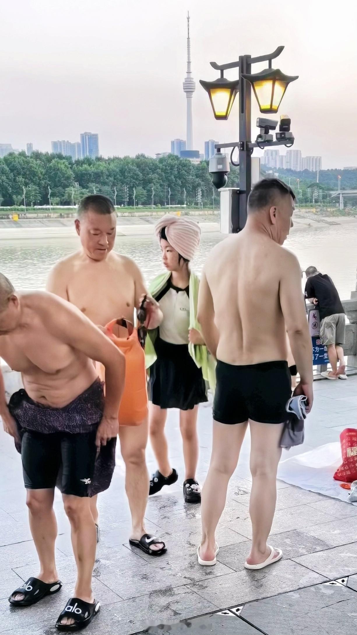 粉丝宝宝在汉江边拍的游泳大叔，我真的不能去现场，因为我会看硬的
