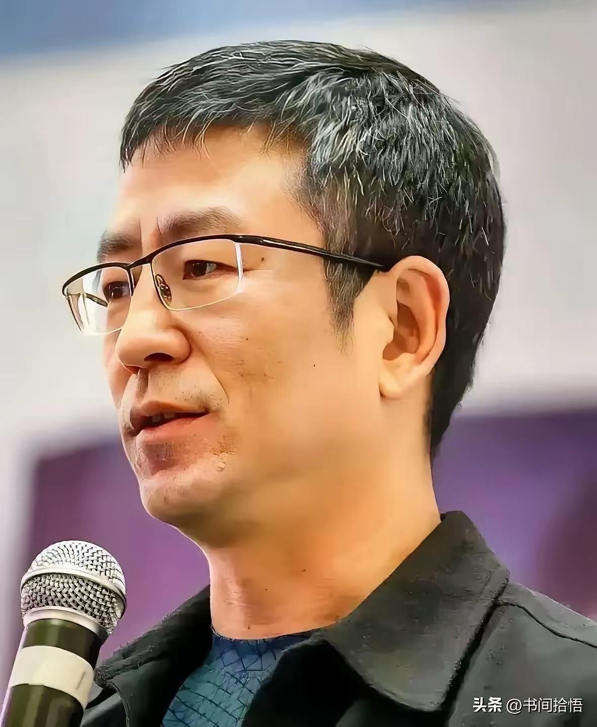 白岩松曾说：“牛低头，是为了吃草；人低头，是为了碎银几两，都是为了好好生活。生活