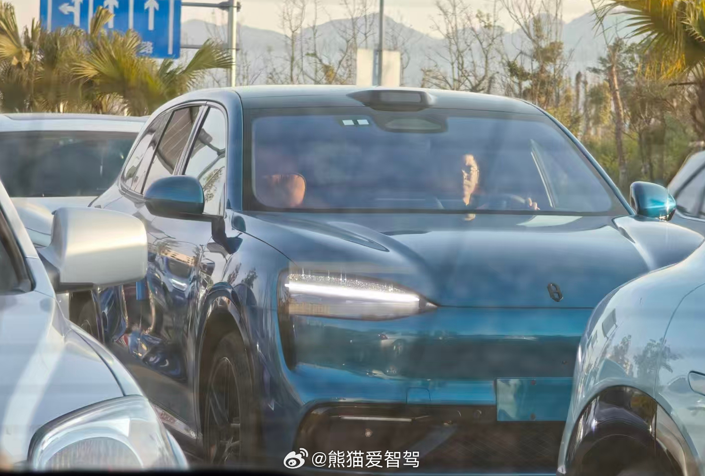 看到一张问界m6 在路上的照片，这个灯怎么样？白天看起来都这么闪，那到了晚上不是