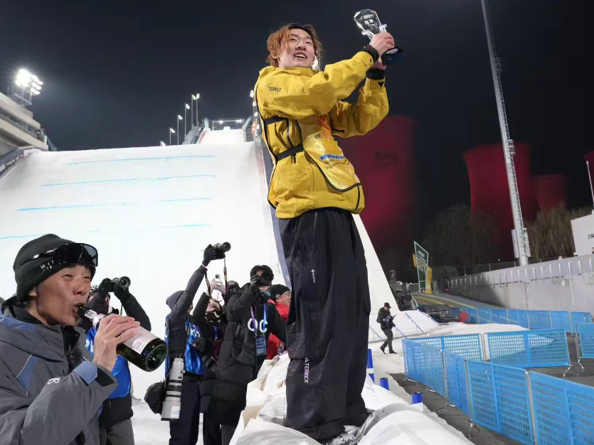 从倒数第一到巅峰！苏翊鸣"背靠背"夺冠，首钢大跳台完成一年之约苏翊鸣金牌 12月