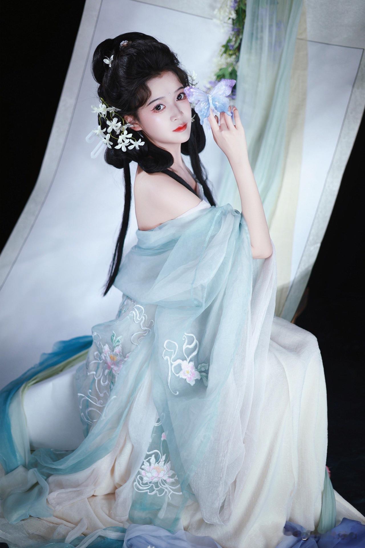 画中仙

清乾隆年间，扬州画师陆云生穷困潦倒，唯有一幅亡妻画像相伴。他每日对画倾