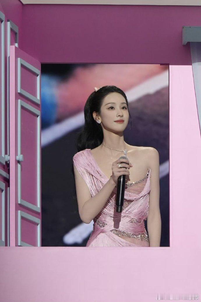 陈都灵完全是兔子本兔 这么可爱的小兔子，真的是粉粉嫩嫩的呀，我真的是支持陈都灵统