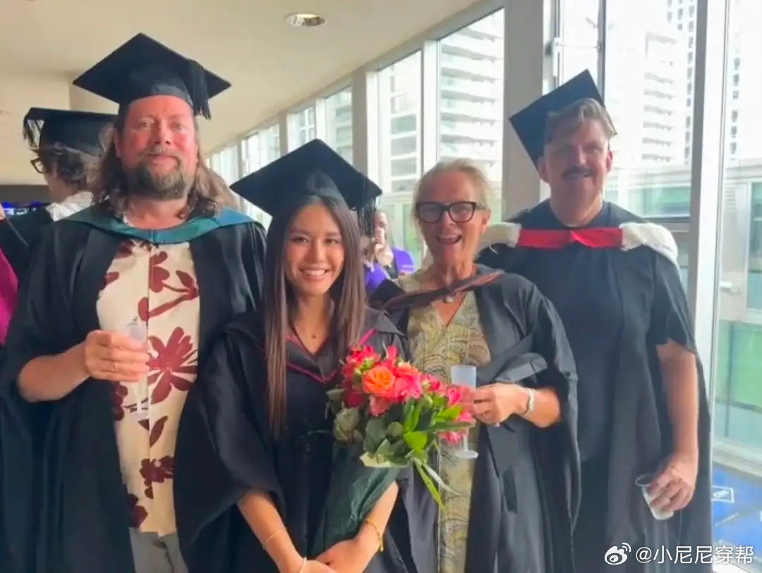 73岁钟镇涛和老婆范姜前往英国伦敦参加女儿的大学毕业典礼，22岁的钟懿穿着一身学