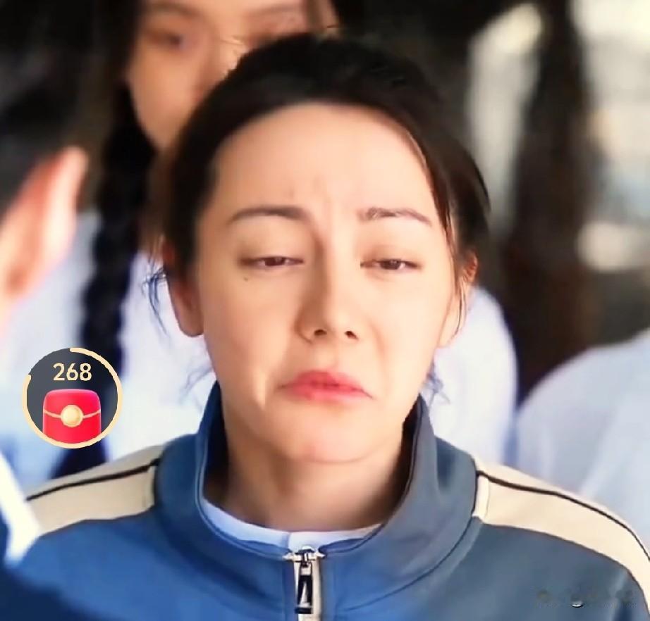 迪丽热巴在《功夫女足》中，素雅出镜，表情灵动，肢体语言张力十足，演技也受到了星爷