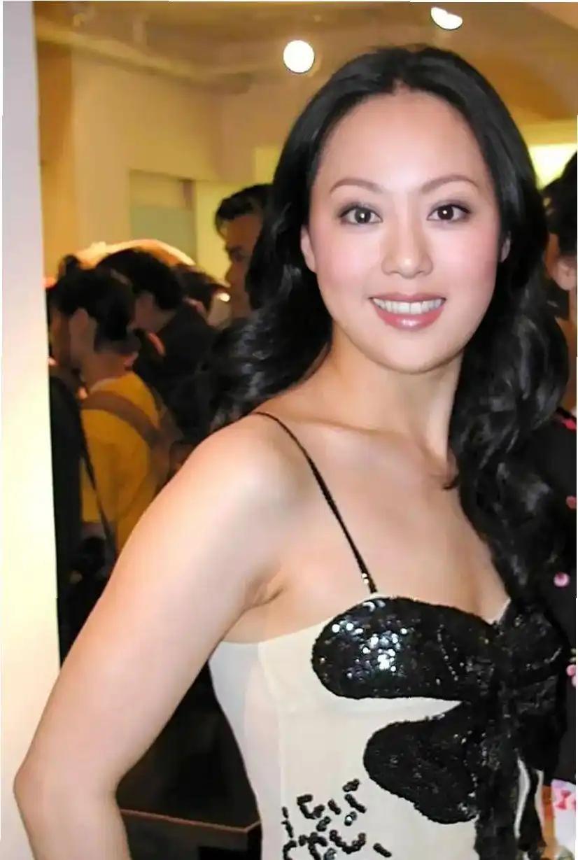 年逾六十的章小蕙素颜露面从不刻意减重，我彻底想通：没必要死磕白幼瘦，微胖松弛的女