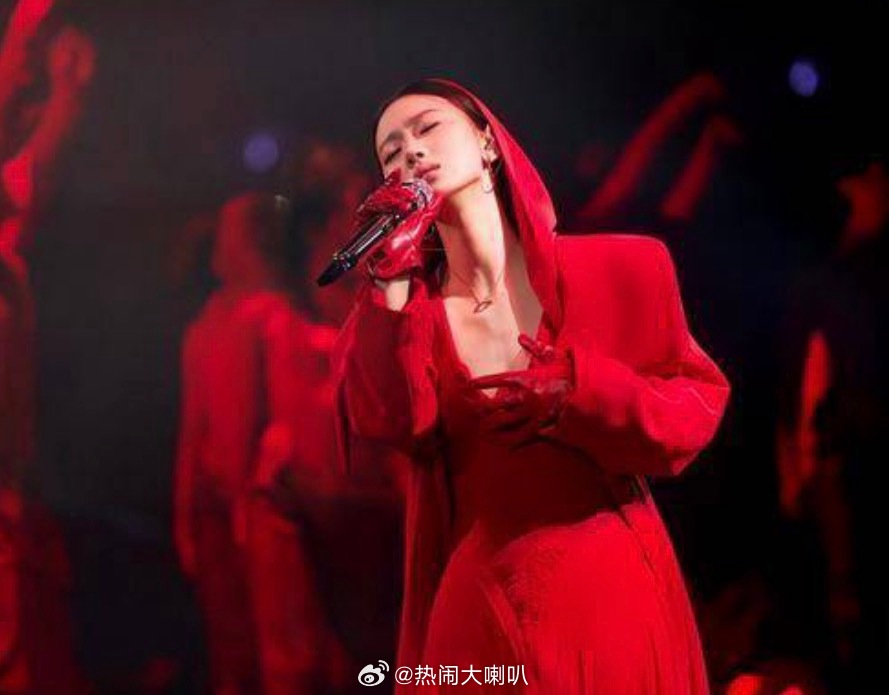 李荣浩 单依纯强行侵权虽然单依纯翻唱的火了，但我不觉得好听