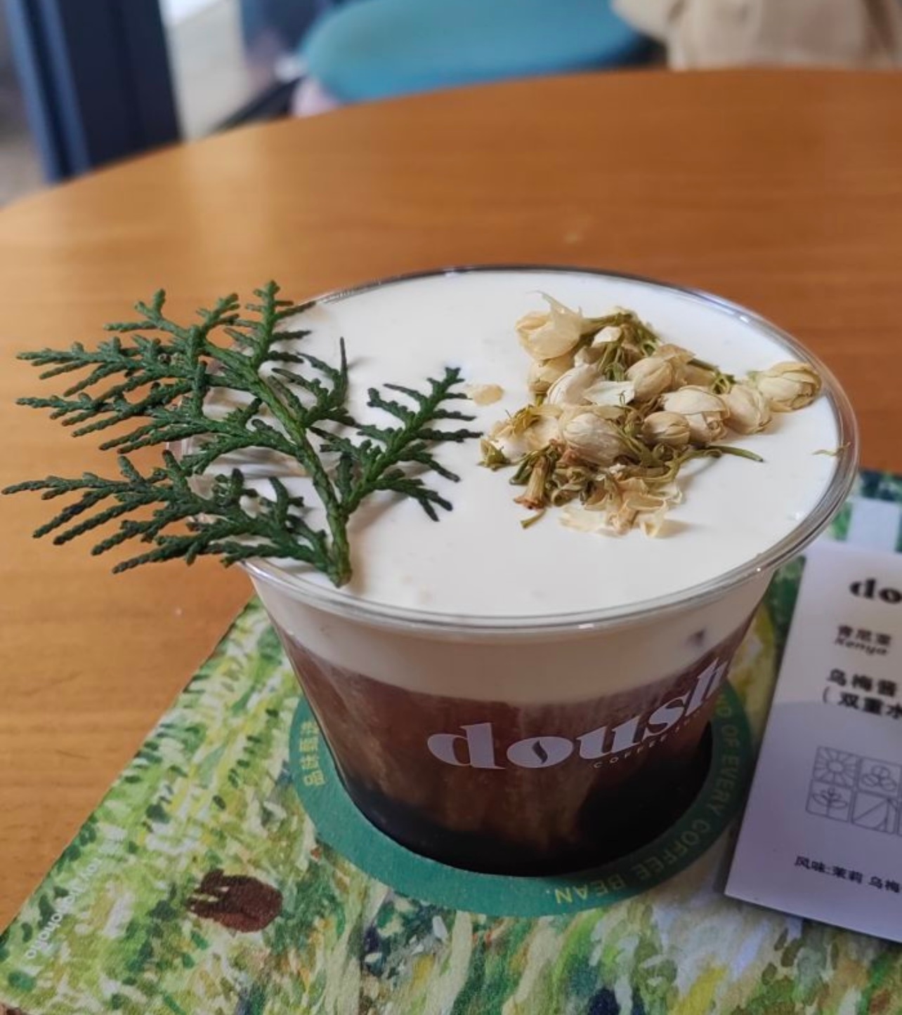 在深圳不缺咖啡店在咖啡一条街这边，有很多这样的小店，店里座位挺多的，环境比较舒适