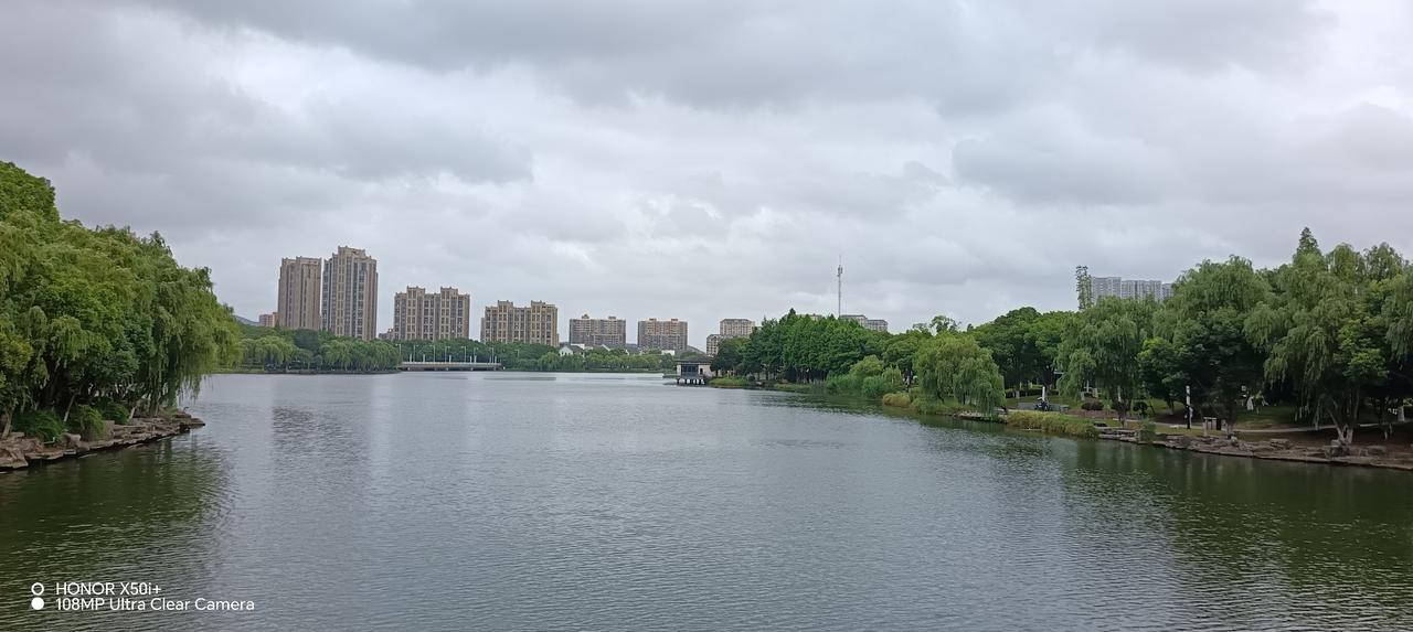 今天去了小石湖，有点太阳有点风，台风还没有。