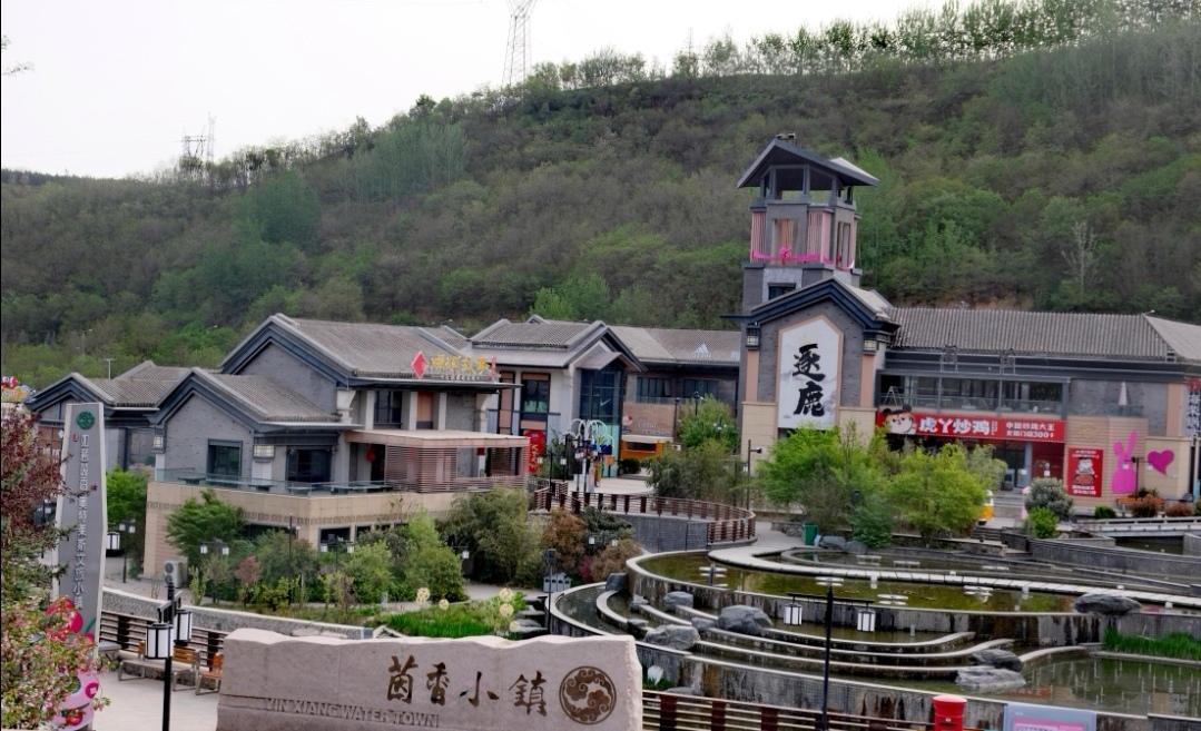 茵香小镇
｜椛尘埃

春意尚浅，我踏雨而来
似曾相识的黛瓦，在静谧中朴素
雨丝轻