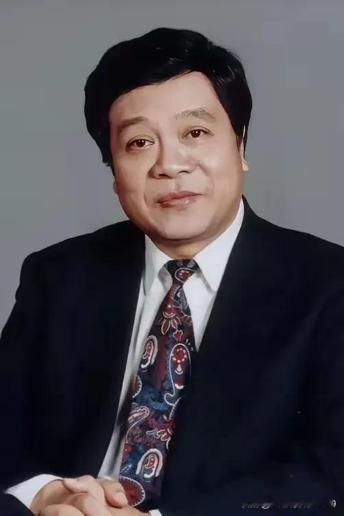 赵忠祥是中国电视史上的重要人物，他的声音和形象陪伴了几代人的成长，他的故事也充满