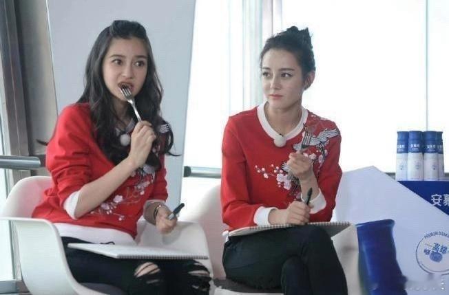 第一季跑男热巴看angelababy的眼神应该是羡慕吧？时过境迁，令人唏嘘。