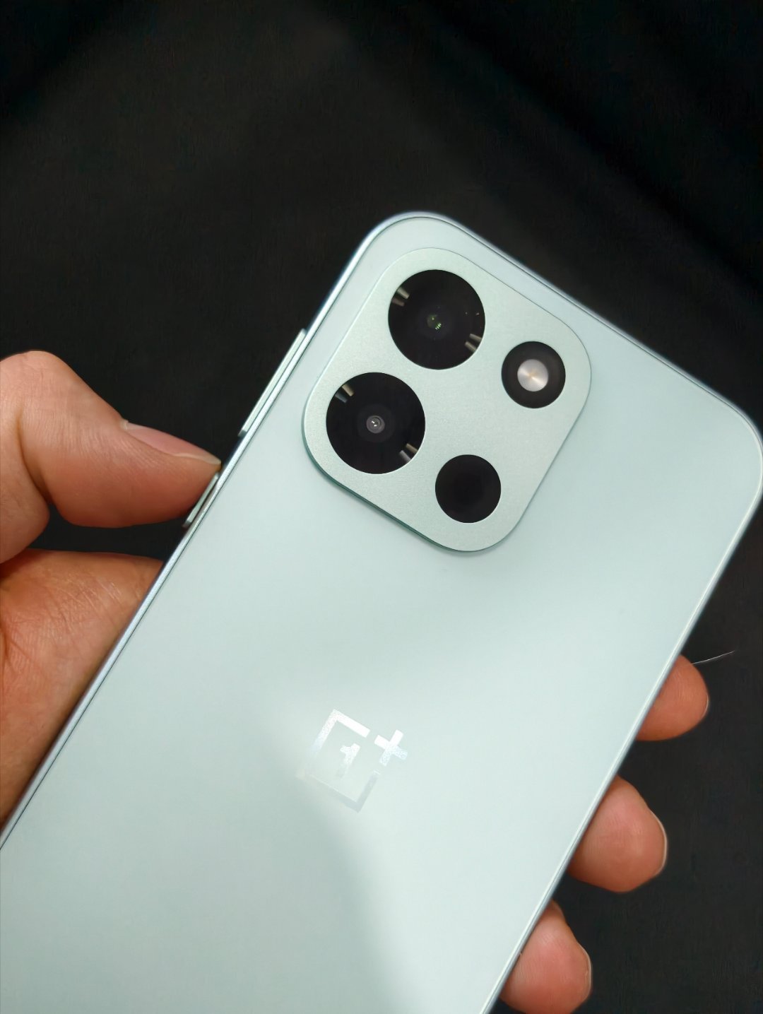 在不同的光线下，一加Turbo 6的青色视觉上也不一样，但因为用的是低饱和度的颜