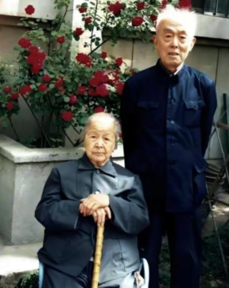 1964年，北大教授季羡林听说妻子彭德华要来北京，连夜把家里的大床换成了单人床，