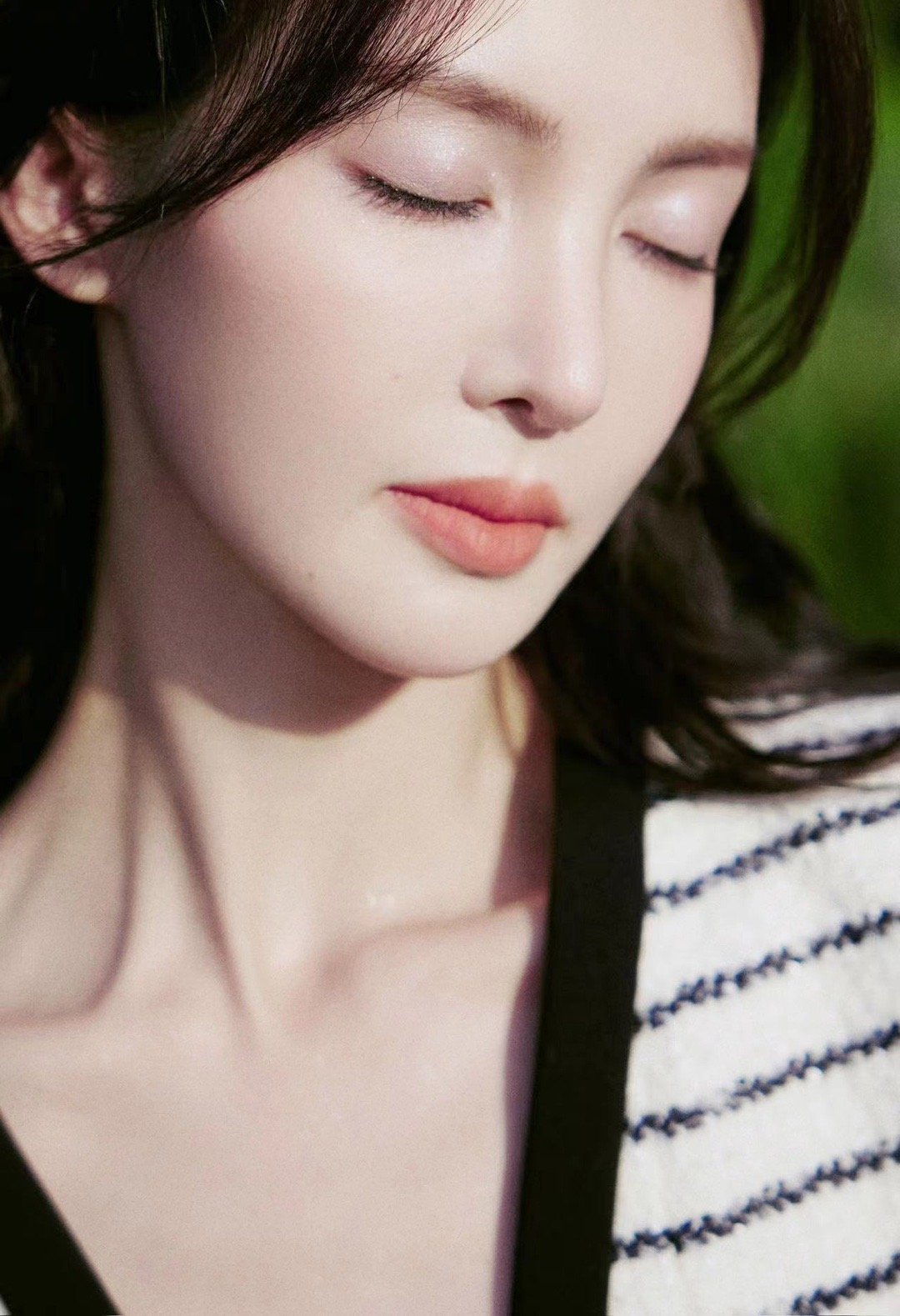 #金晨这身真不见外##金晨真空外套# 真空条纹外套摩登格调十足，这身真不见外啊，