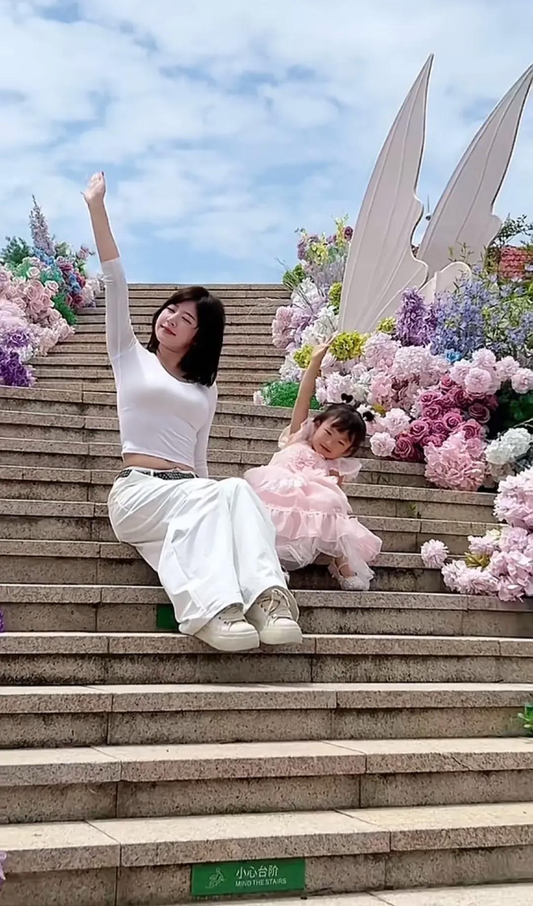 童模闪闪登台走秀，小小身躯扛起不属于她的重担

可镜头一转，她的女儿闪闪亮相儿童