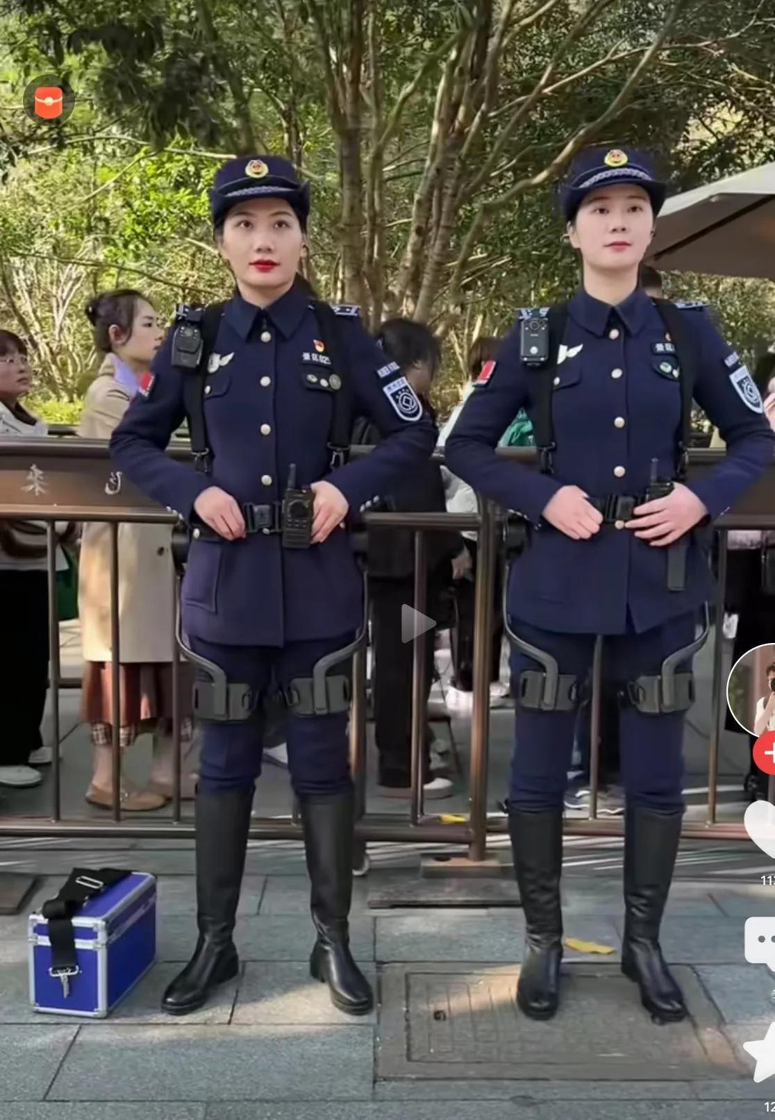 这个哇塞挺大的，两位小姐姐的制服还是第一次见。
但是，不知道这两位英姿飒爽的小姐