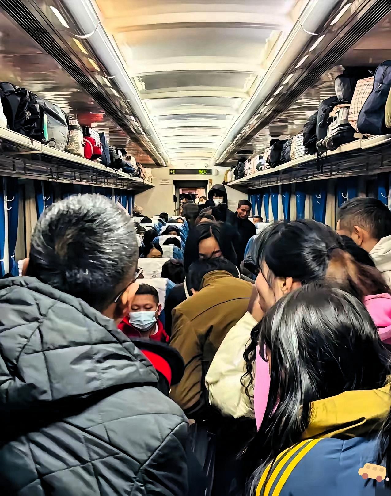 高铁飞机看呆了！2026春运绿皮火车竟一票难求，开售秒空、候补上千人，这慢悠悠的