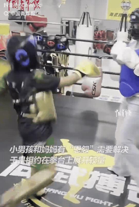 内蒙古包头，一个8岁男孩在拳击比赛中得了第一名，有点膨胀了，想着挑战妈妈。筹码是