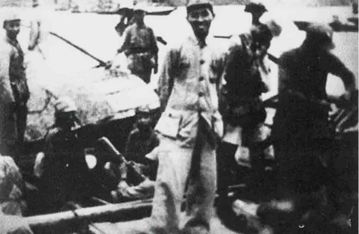 1939年5月，江抗副总指挥、东路工作委员会书记叶飞（中）在阳澄湖上。具体安排是