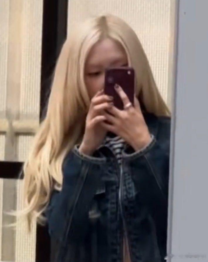 ROSÉ和她的酒红色iPhone 18 Pro[手指比心] ​​​