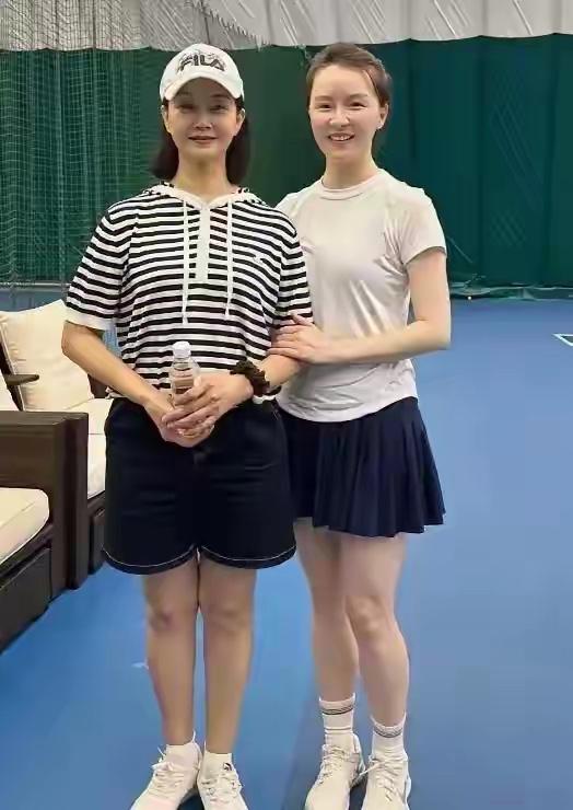 宋祖英旁边女士是谁