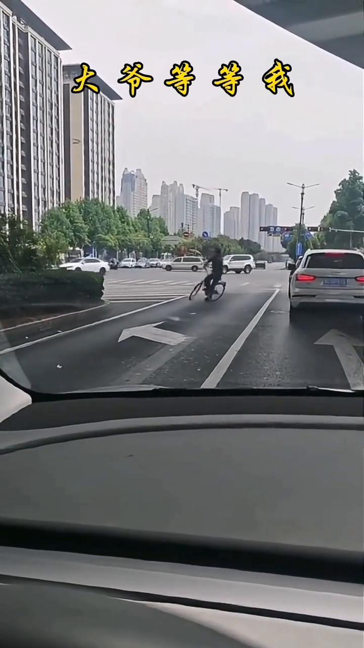 不得不说大爷就是大爷，这丝滑般的车技搁谁看了都心疼。
