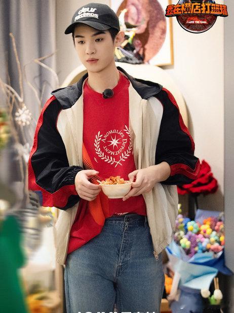 #黄明昊塔下极限求生# 小贾弟弟的每一次突破都让我们看到了他的成长和进步，为他加