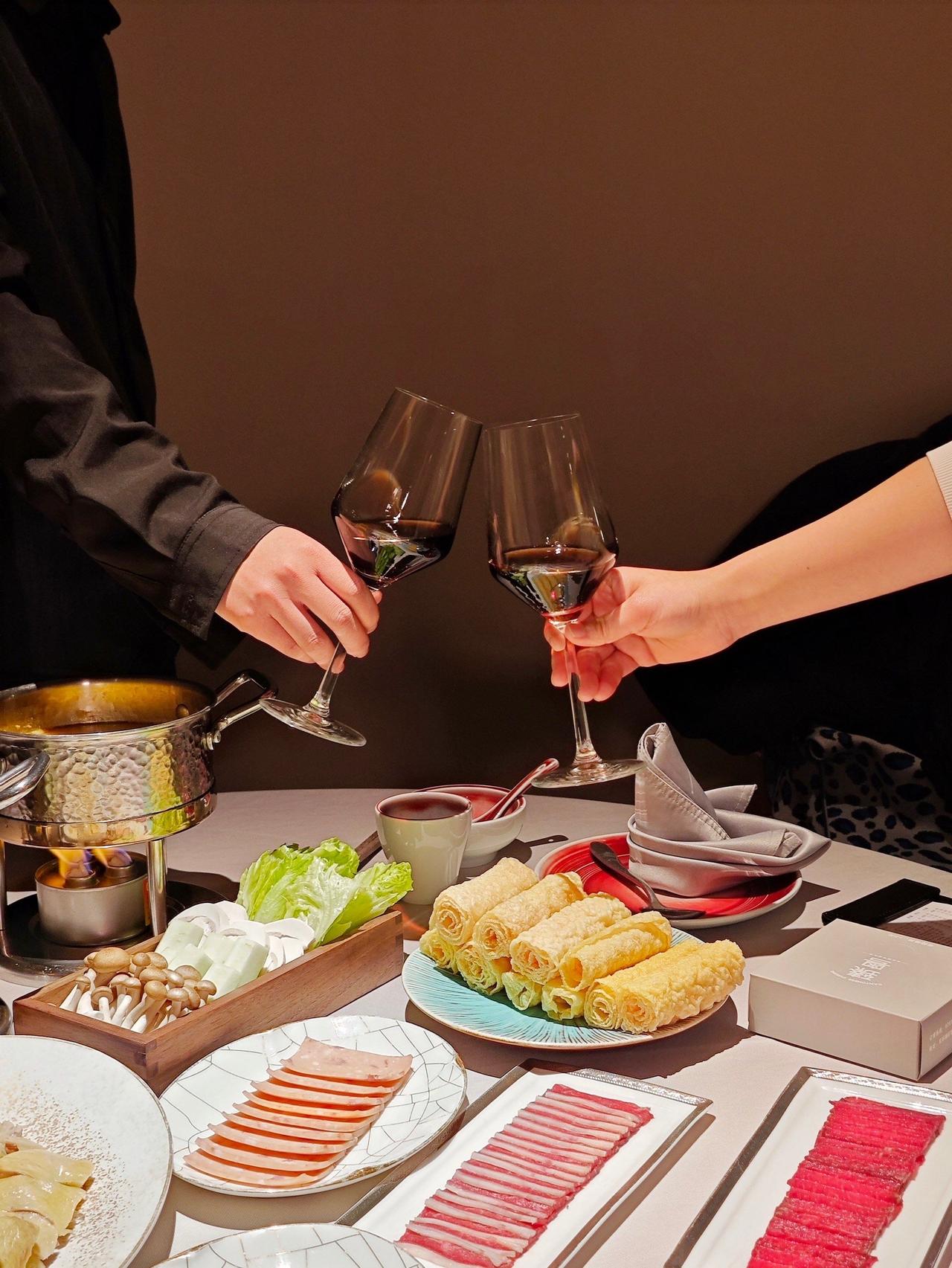 以前买房认识的一位销售，
跳槽到一家大公司了，年薪过百万了。

我特别羡慕，就问