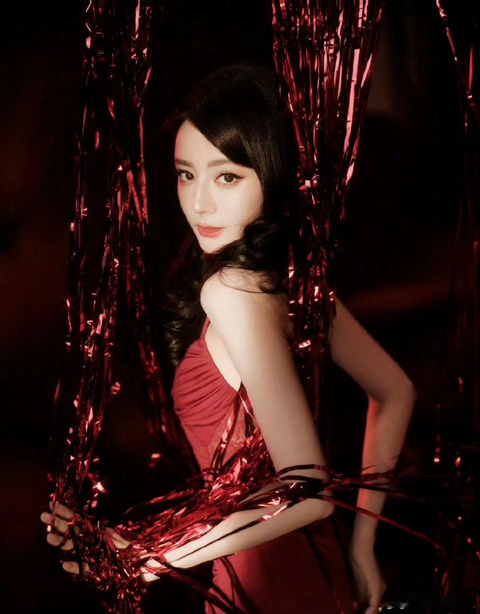 迪丽热巴已成立个人独资工作室据天眼查任职信息显示，迪丽热巴·迪力木拉提名下关联多