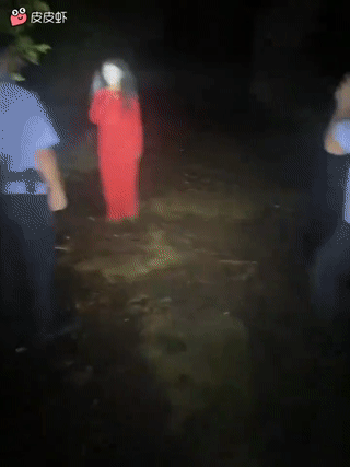 一名男子晚上竟然扮“鬼”吓人？
结果他被警察当场逮住！
不得不说，现在有些人真是
