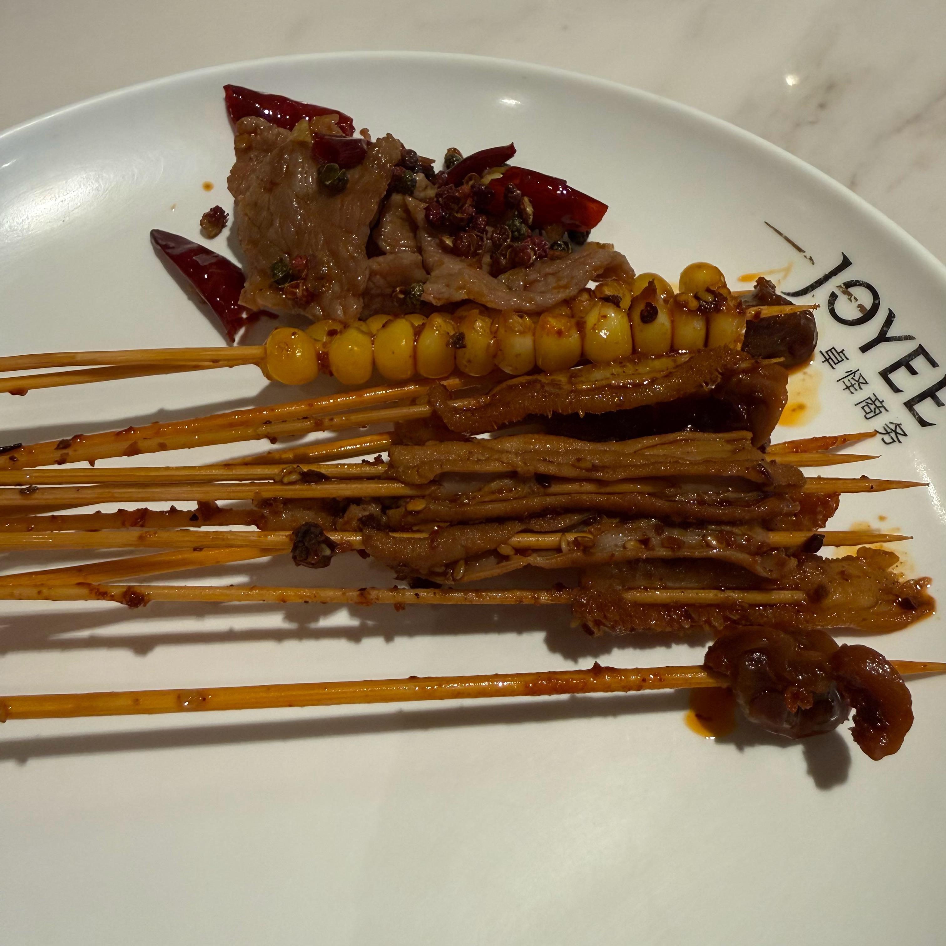 宝安机场贵宾楼的餐厅居然提供钵钵鸡了。这些粤菜厨子背叛了祖宗。 