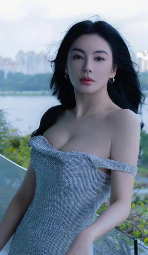 很多人都说，内娱再也难出第二个张雨绮。
 从《长江七号》清冷温柔的袁老师，转身就