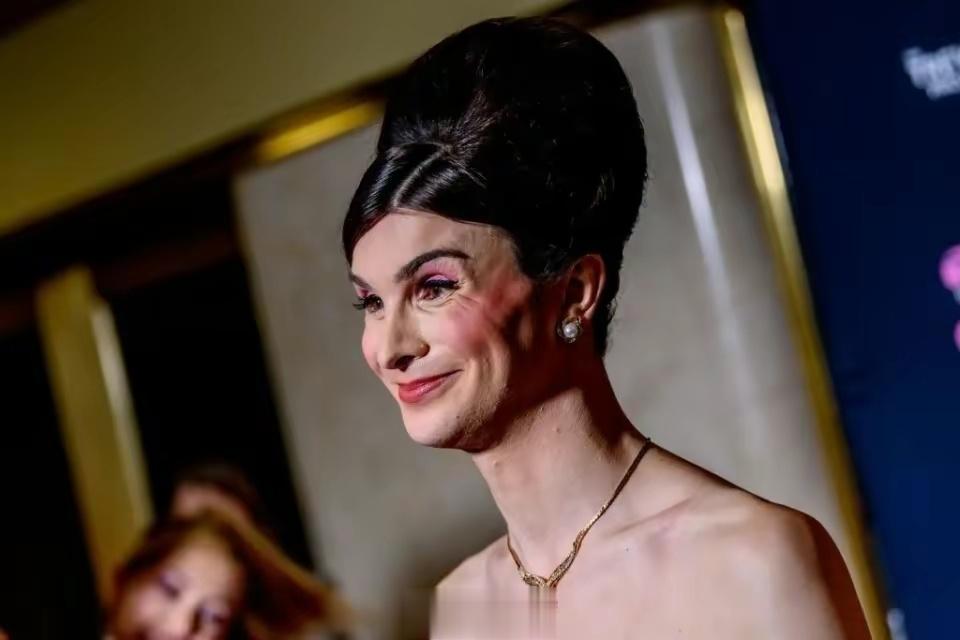 #一听啤酒惹怒半个美国# 百威让TikTok跨性别网红当模特，销量暴跌，股价蒸发