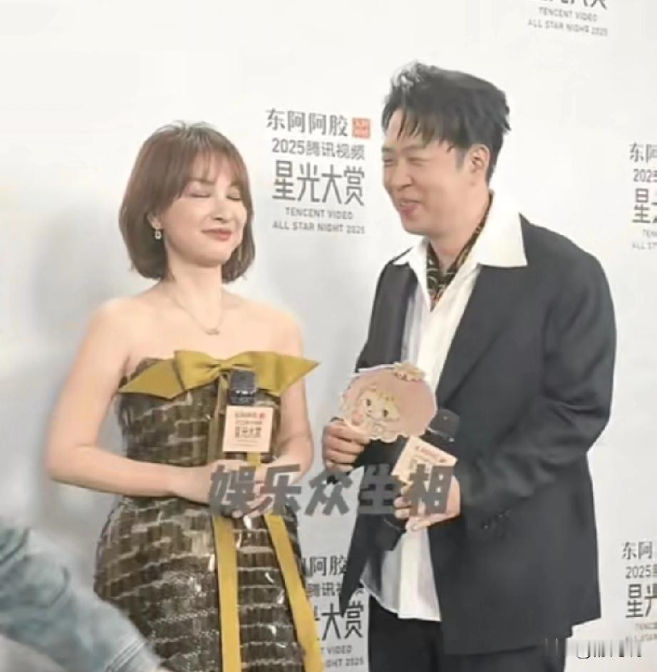 杜海涛的手背蹭向吴昕时，她连眼皮都没抬一下。
星光大赏的镜头捕捉到，杜海涛三次凑