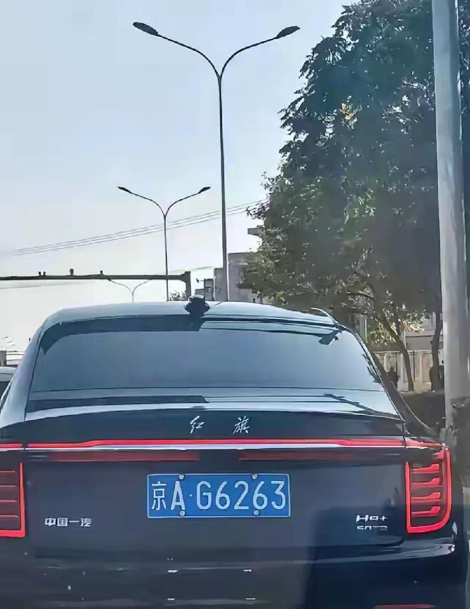 这车牌号和车子品牌是绝配，
车主身份一定不一般吧？
懂得都懂，
得有多大的实力才