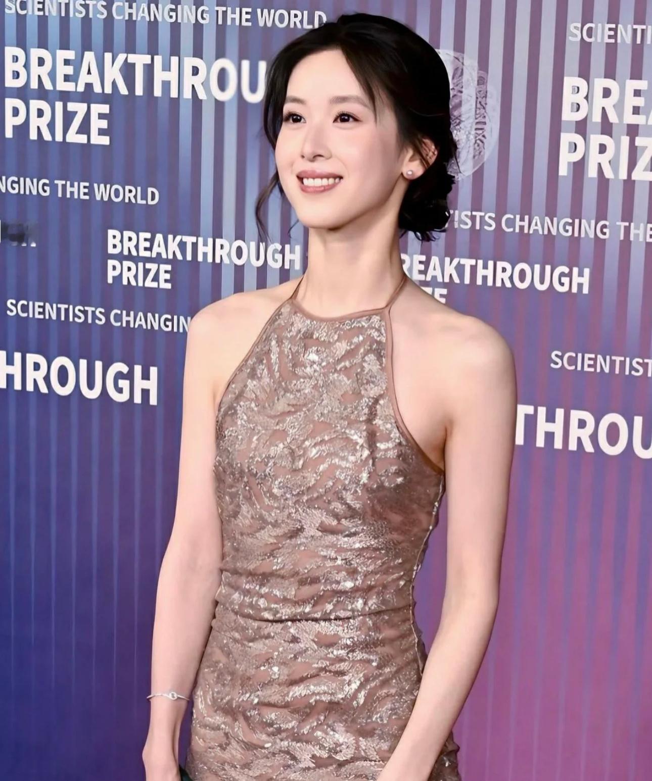 章泽天 烫头需谨慎 这发型显得更加贵气了 超级的有魅力 ​​​