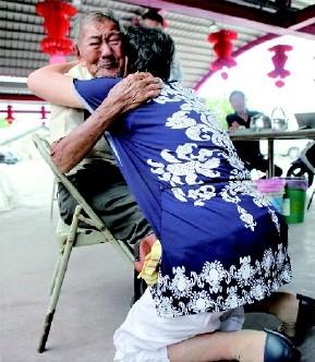 70岁女儿为父亲烧纸60余年，却在2014年意外得知父亲还活着，她赶紧带上父亲“