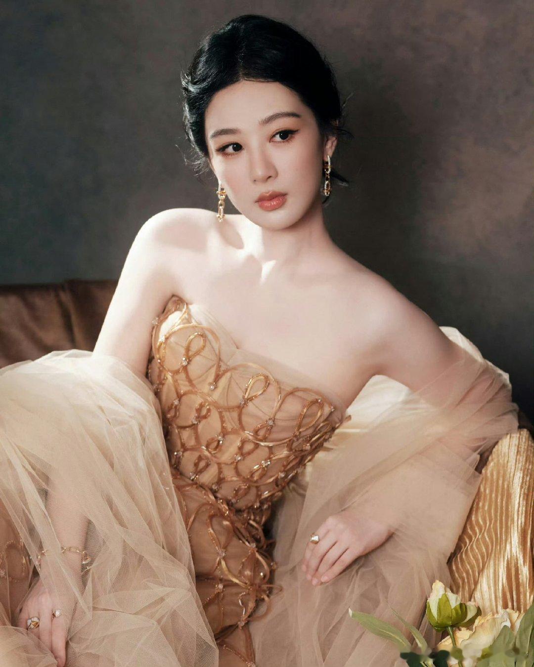杨紫本人比照片还好看杨紫本人到底得多好看杨紫本人比照片还好看，到底要多美啊，好想