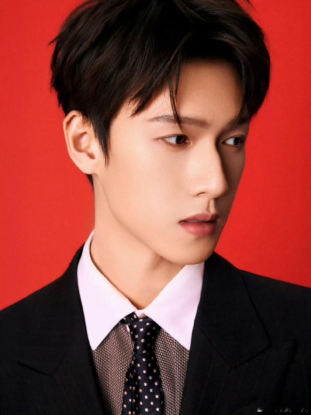 李昀锐穿西装好权威🤲🏻 帅成这样是要做我的新郎么（bushi） 