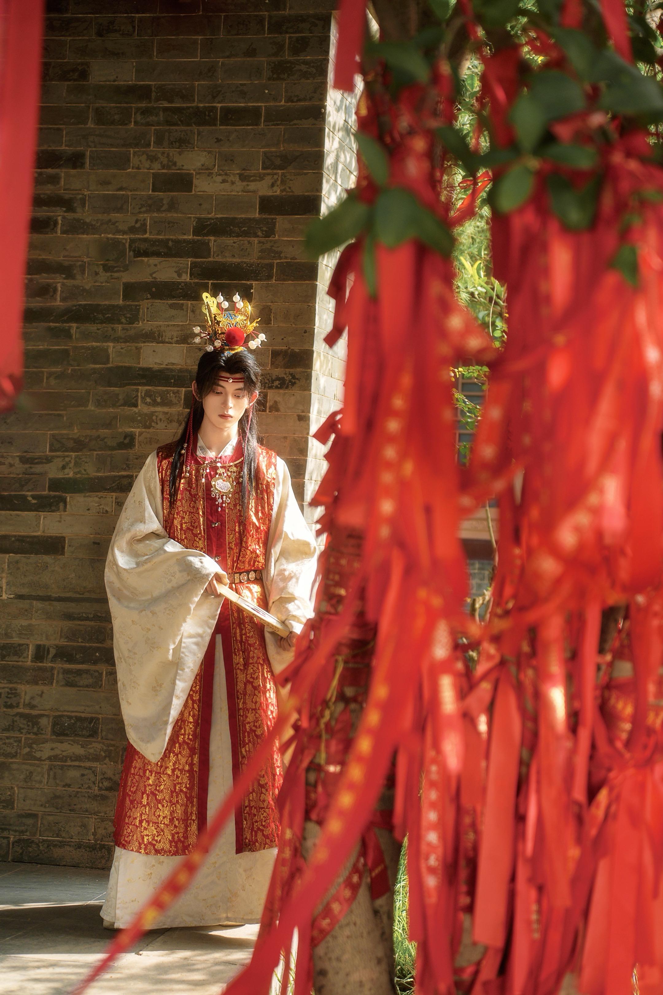 “相见时难别亦难，东风无力百花残。”