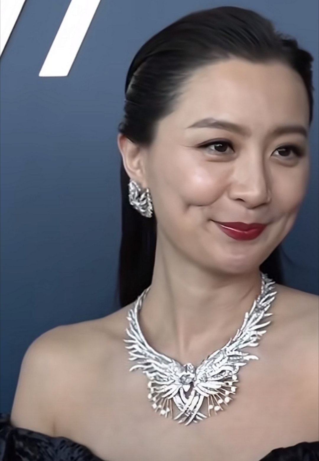 82年的陈发拉跟年轻的时候完全不同了，而且整体面相也不像这个年纪的状态，才42岁
