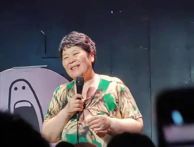 房主任的“塌房”，塌得太快了。

去年她还是“中年女性勇敢出走”的标杆；今年直接